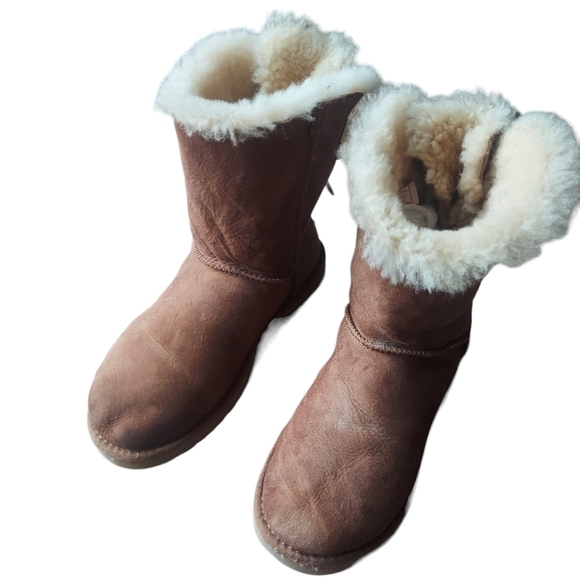 8 UGG winter boots - Picture 1 of 9